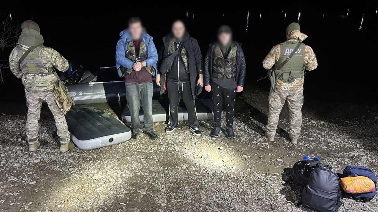Trei bărbați au încercat să treacă frontiera cu Moldova pe saltele gonflabile.