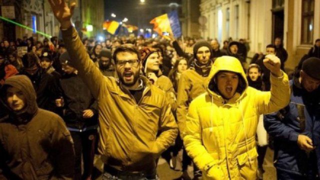 В Бухаресте у здания правительства собрались около трех тысяч человек.