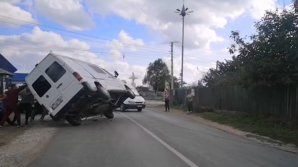 В коммуне Бэчой перевернулся микроавтобус, водитель пострадал. Фото: publika.md.