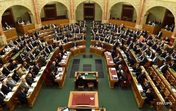 Парламент Венгрии провалил запрет на размещение мигрантов.