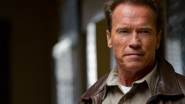 Arnold Schwarzenegger s-a plimbat cu bicicleta, însoţit de bogyguardul său.