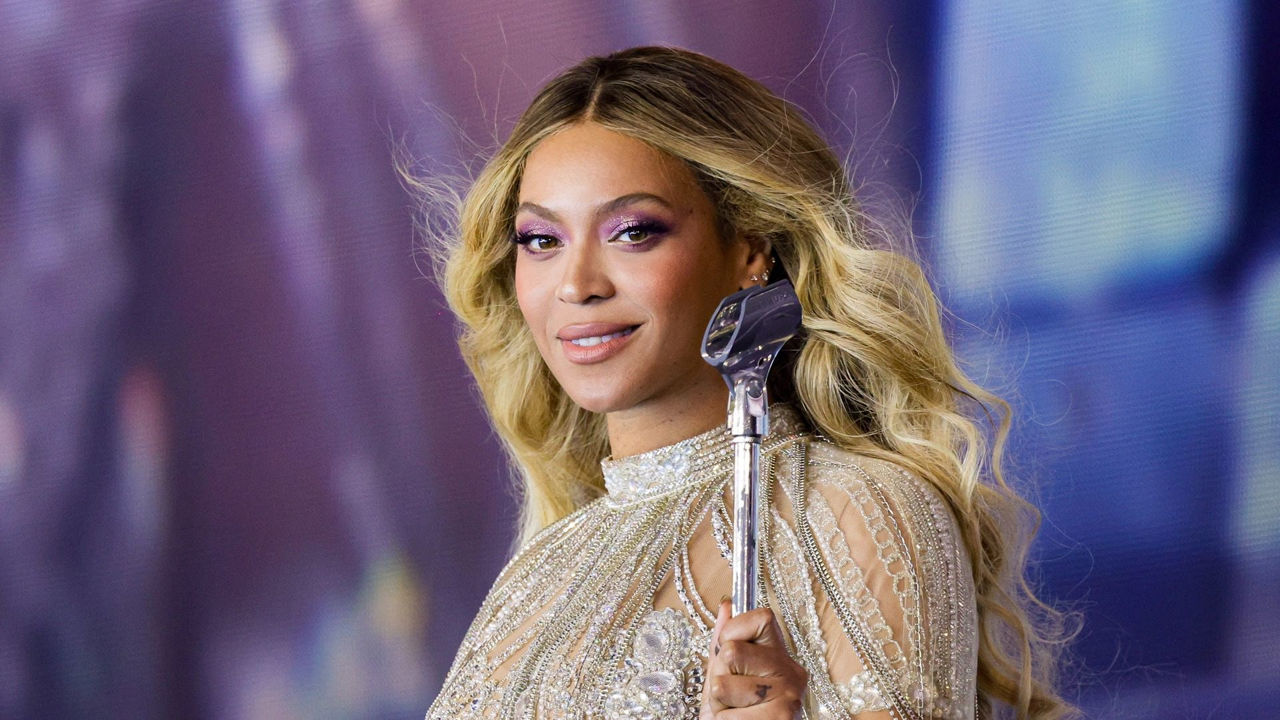 Cântăreața Beyonce și-a lansat propria marcă de whisky SirDavis.