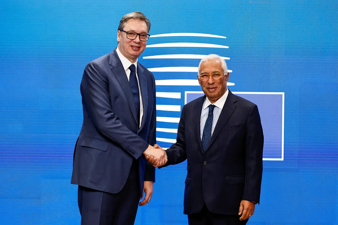 Președintele sârb Aleksandar Vucic (stânga) și președintele Consiliului European Antonio Costa. Foto: Reuters