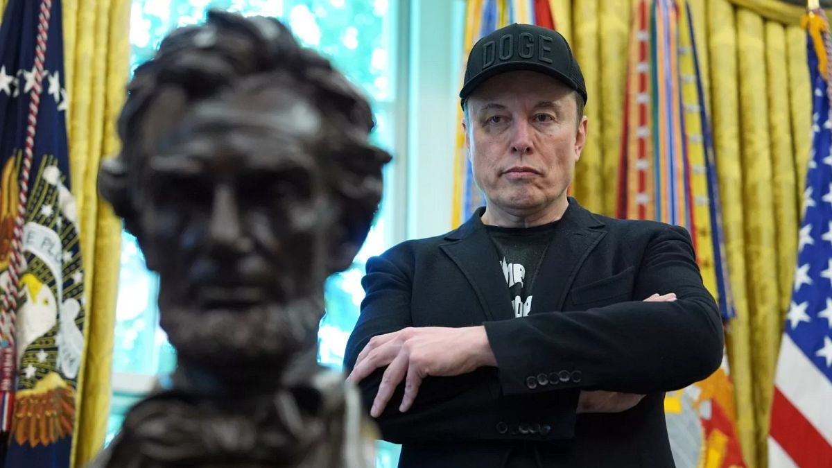 Musk l-a numit pe Farage „slab” după ce a promis că va deporta imigranții ilegali din Marea Britanie.