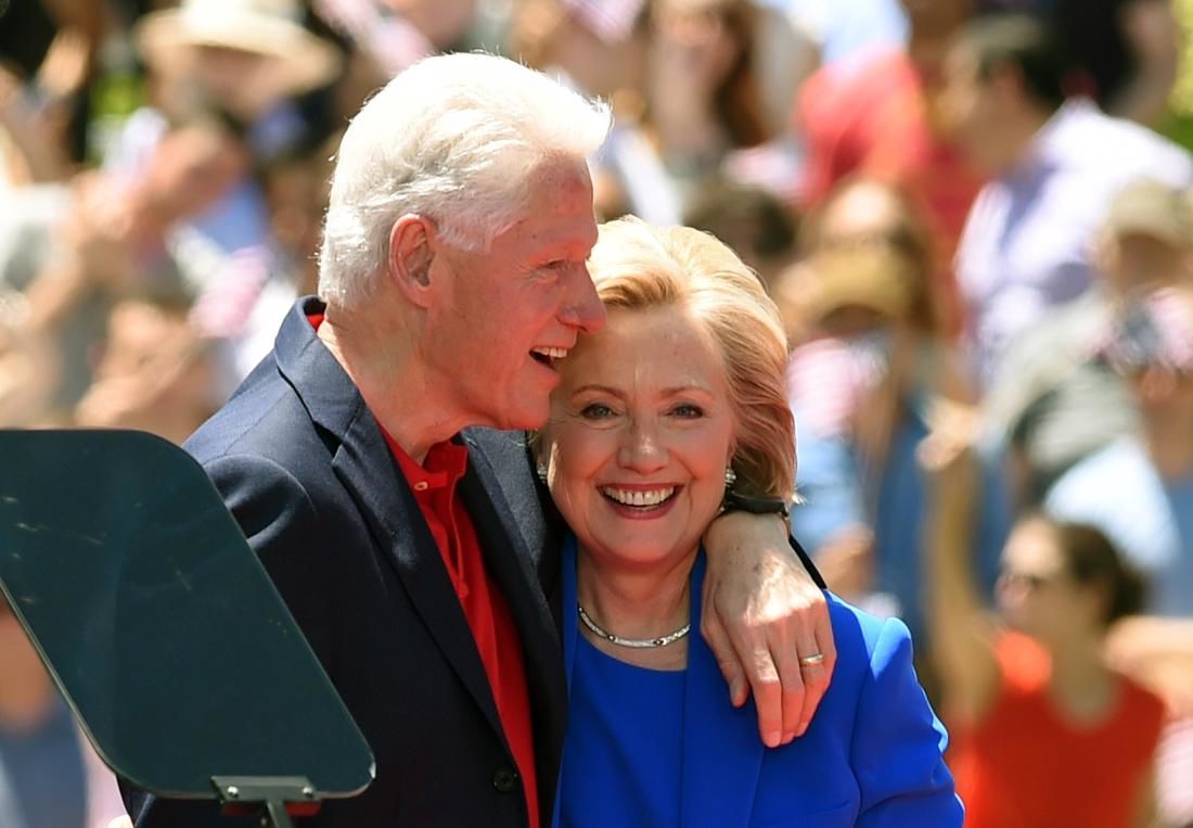 Bill Clinton a prezentat povestea vieții sale alături de soția sa, candidata democrată la Casa Albă, Hillary Clinton, într-un discurs presărat de anecdote în a doua zi a Convenției Democrate, relatează EFE.