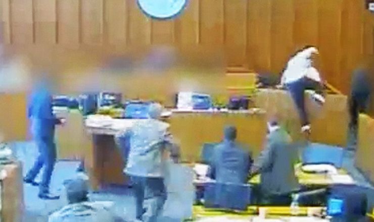 В Сети появилось видео убийства подсудимого в американском суде.