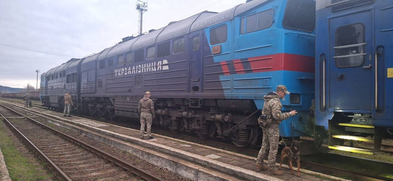 Полиция принимает меры по установлению лица, сделавшего ложное предупреждение о бомбе в поезде.