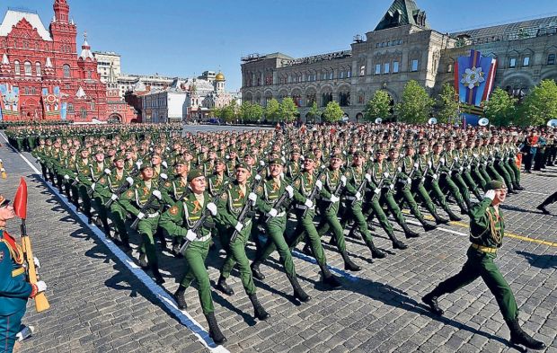 În timpul paradei militare, un sistemul rusesc de rachete "Buk" s-a defectat şi a fost cuprins de fum. Foto: libertatea.ro