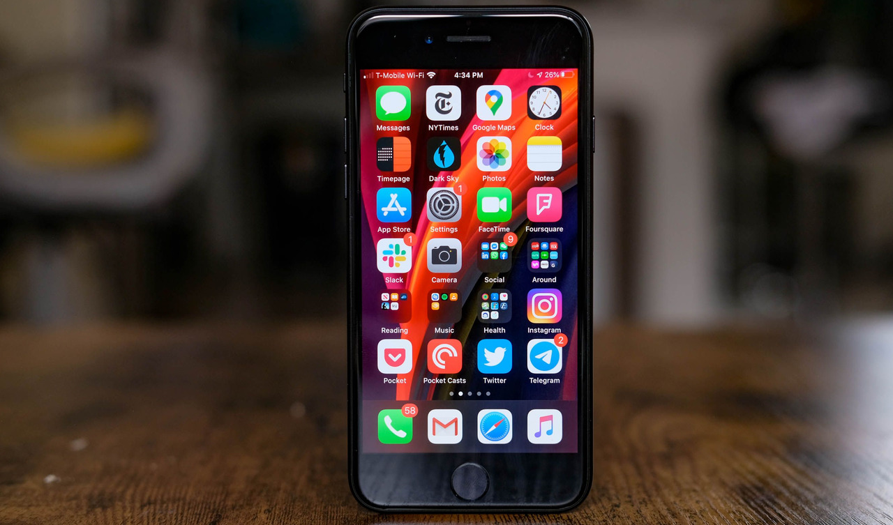 Apple заподозрили в намеренном замедлении бюджетного iPhone SE.