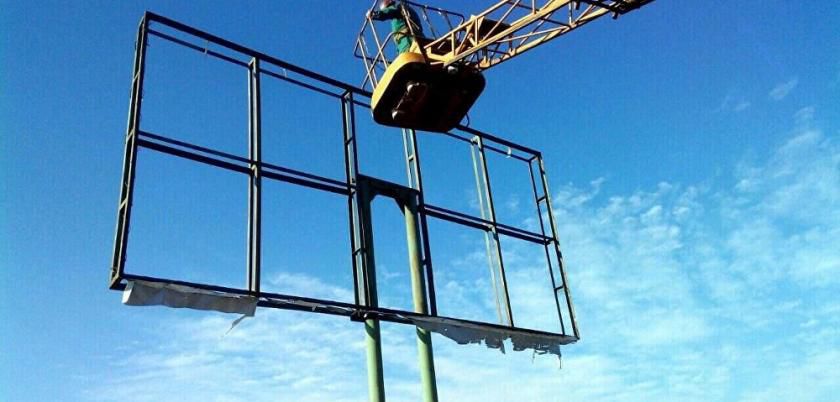 Un bărbat s-a electrocutat mortal în timp ce efectua niște lucrări de reparație la un panoul publicitar. Foto: sputnik.md