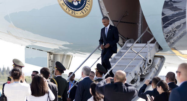 O angajată a Casei Albe a avut o altercație cu un oficial chinez, chiar înainte ca Barack Obama să coboare din avion. Foto: scifile.info