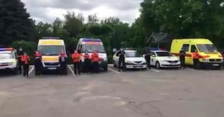 Полицейские и врачи из Яловенского района поздравили всех медработников.