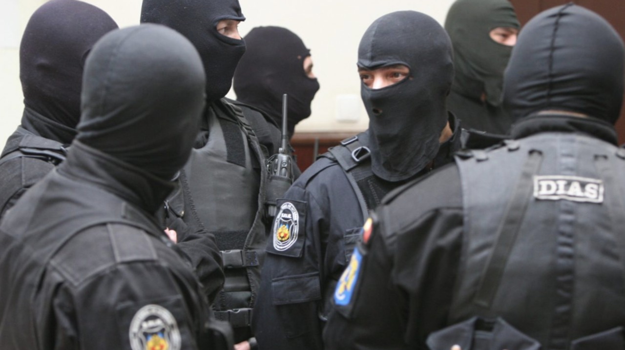 Задержаны три сотрудника налоговой службы и два бизнесмена.