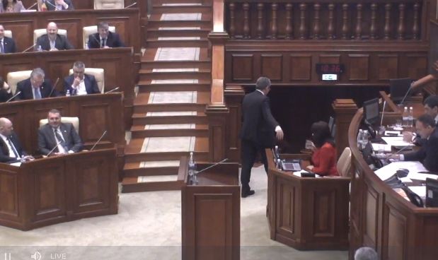 Replici acide astăzi în Parlament. 
