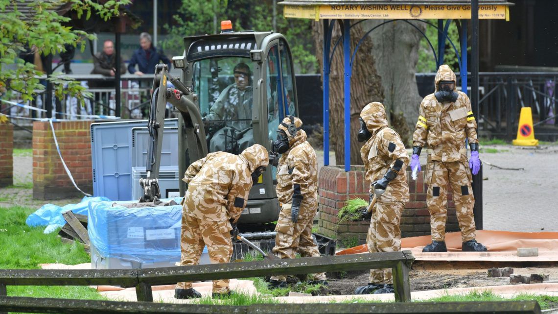 Утром 4 июля британская полиция сообщила, что два человека "оказались под воздействием неизвестного вещества".