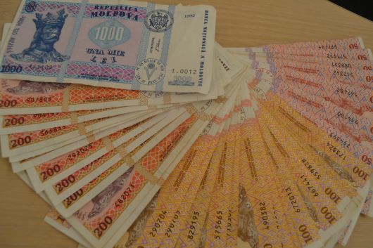 Datoriile ar putea determina întârzieri masive la plata pensiilor şi salariilor. Foto: trm.md
