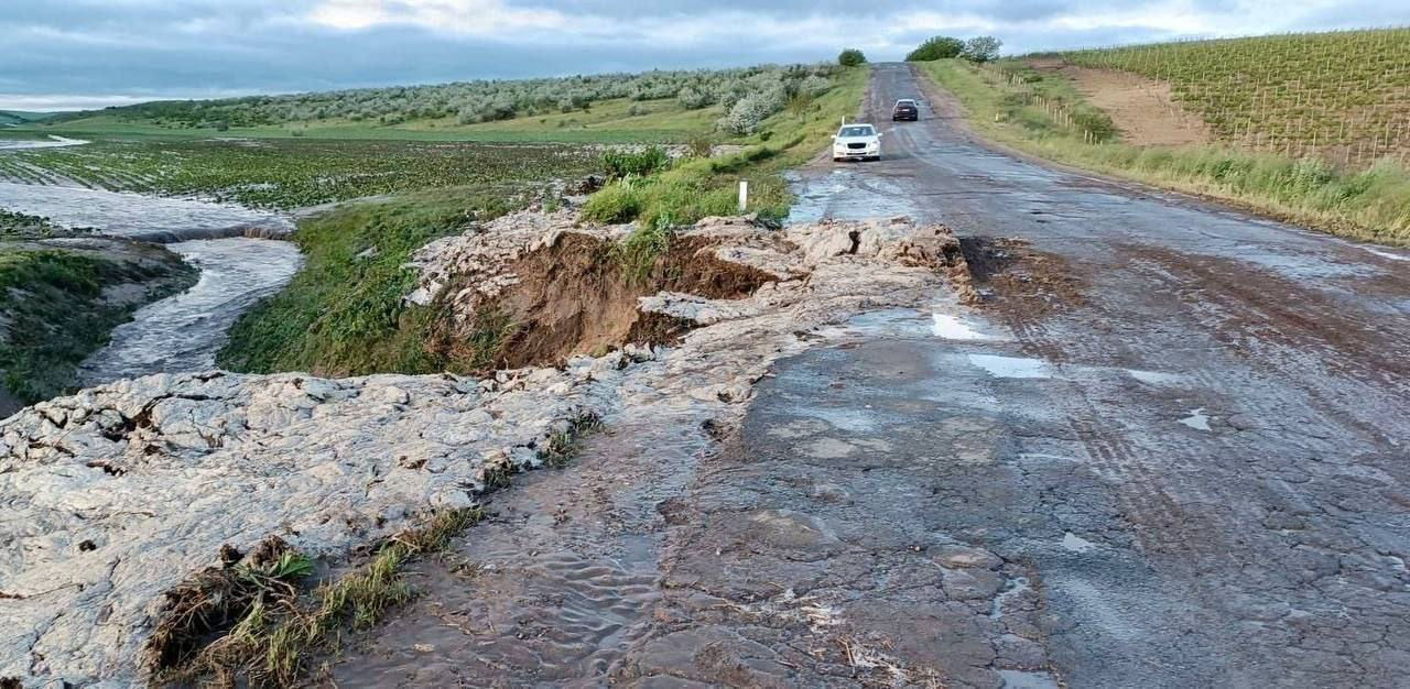 Traseul Vulcănești-Slobozia Mare, inundat: Circulația rutieră este îngreunată.