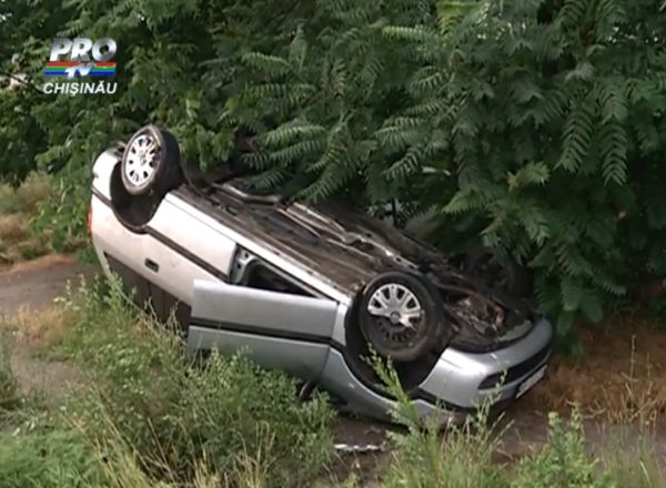 O masina de marca Opel a ajuns intr-un sant dupa ce s-a tamponat cu un automobil de marca Volkswagen. Foto: protv.md