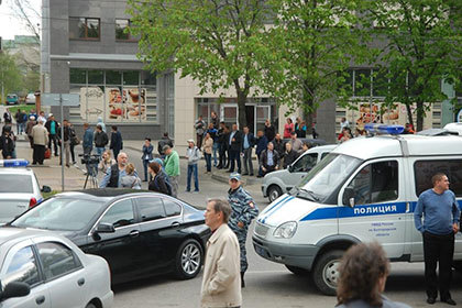 В информационном агентстве Бел.ru отметили, что банковские работники могли общаться по телефону, никаких угроз в их адрес не поступало.