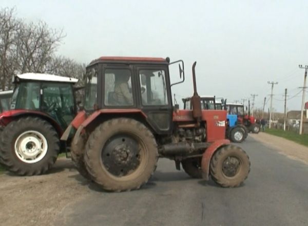 Politistii afirma ca deocamdata nu stiu daca cei care au blocat drumurile vor fi amendati. Foto: protv.md