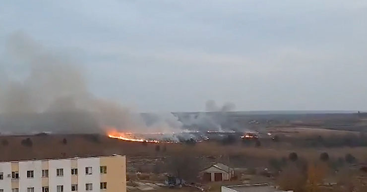 В пригороде Кишинева Крикова возник пожар: горит сухая трава.