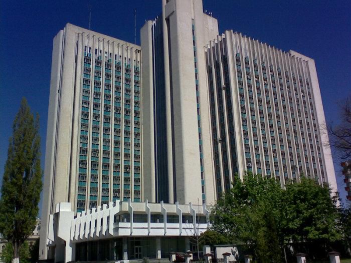 Здание бывшего министерства сельского хозяйства не вмещает всех 750 сотрудников Кишиневского суда. Фото: zdg.md.