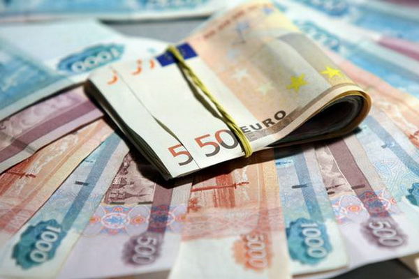 Infractorii au furat din casa unui localnic în vîrstă de 45 de ani bani și bunuri în sumă de peste 13 mii de euro. 