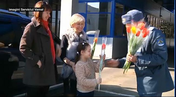Şoferițele care au încălcat astăzi Regulamentul Circulației Rutiere nu au fost amendate, ci felicitate cu ocazia zilei de 8 Martie.