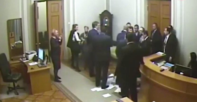 Видео с камер не дает ответа на вопрос, кто из народных избранников прав.
