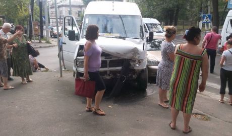 Un microbuz s-a tamponat cu un automobil în Capitală. Sunt răniți