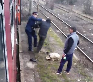 România: Bărbat dat jos din tren și bătut de controlor și doi călători. Foto: digi24.ro
