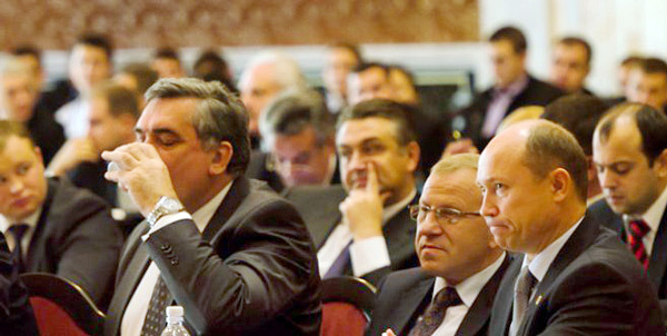 De asemenea, aleşii poporului vor stabili când va avea loc prima şedinţă a legislativului din această sesiune, care, de altfel, va fi cea mai scurtă.