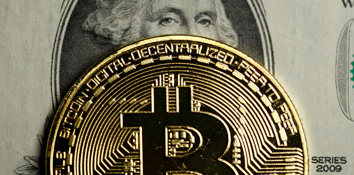Биткойн превращается в новую антикризисную валюту.