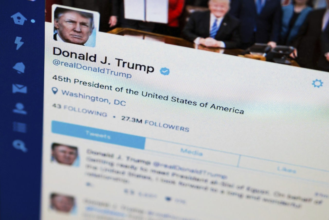 Дональд Трамп потребовал восстановить свой аккаунт в Twitter.
