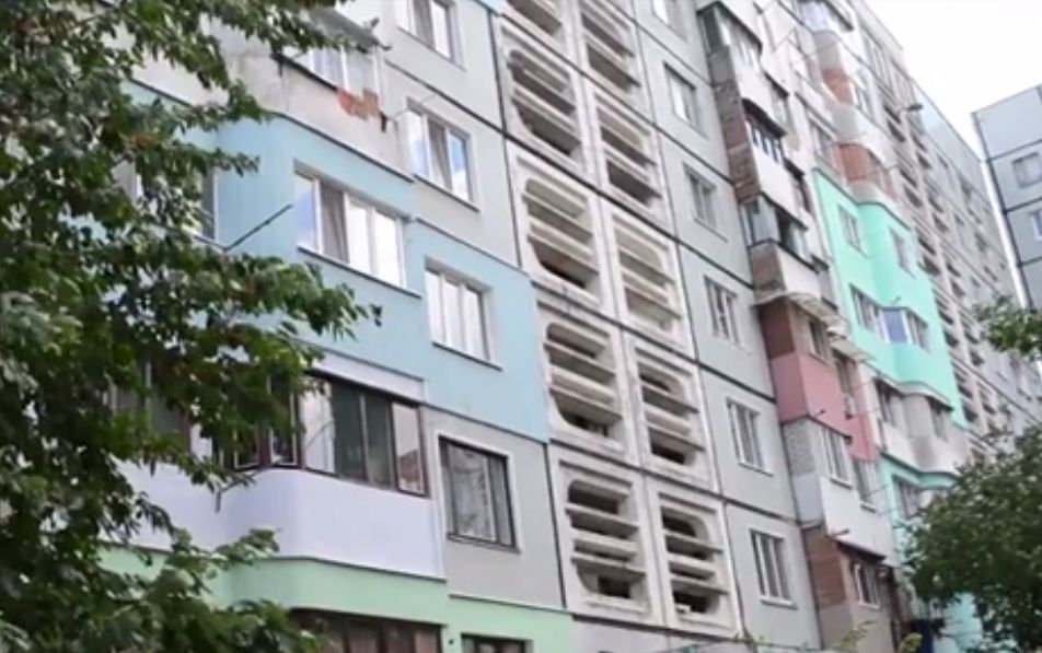 Отец детей в это время спал в другой комнате.