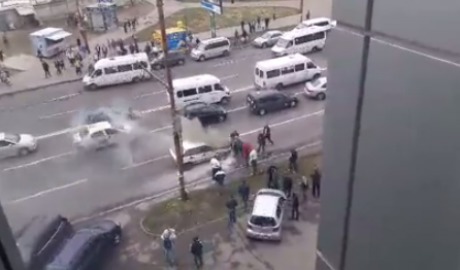 Pompierii urmează să stabilească cum au izbucnit flăcările.