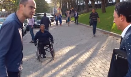 Activistul civic Andrei Donică, reţinut pentru 72 de ore după ce l-a stropit pe ministrul Finanţelor cu o găleată cu lapte. Foto: jurnal.md