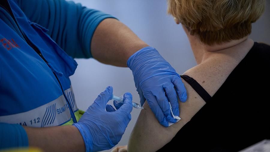 Лишь 16% европейцев получили первую дозу вакцины от COVID-19.
