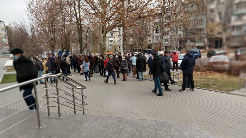Сторонники Стояногло встретили его аплодисментами у здания Апелпалаты.