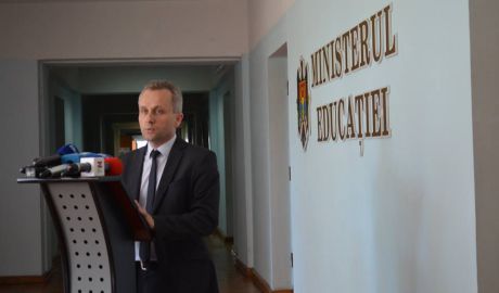 13 elevi au fost eliminaţi astăzi din sălile de examen. Foto: edu.md