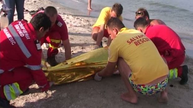 Turist mort lăsat 5 ore pe plajă. A fost acoperit cu o folie şi abandonat. Foto: rtv.net