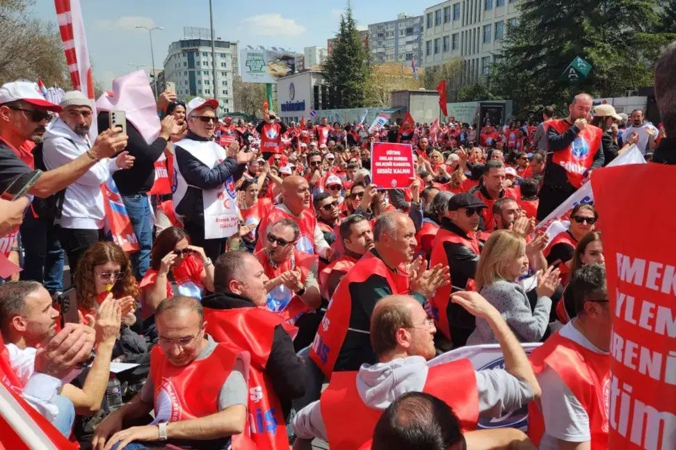 В Турции учителя вышли на протесты после стрельбы в школах.