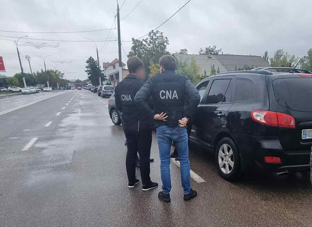 Un bărbat, reținut de ofițerii CNA: A cerut 2.500 de euro pentru un permis de conducere.