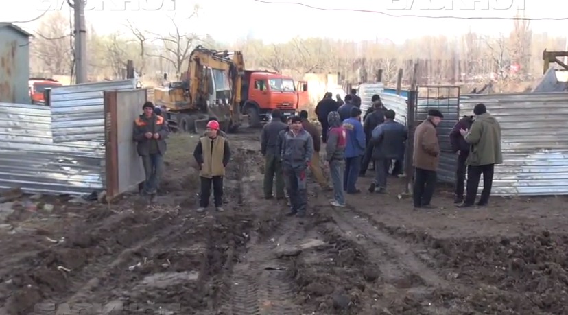 Со вчерашнего дня на Дога 32/2 вновь приезжает строительная техника, а строители роют котлован.