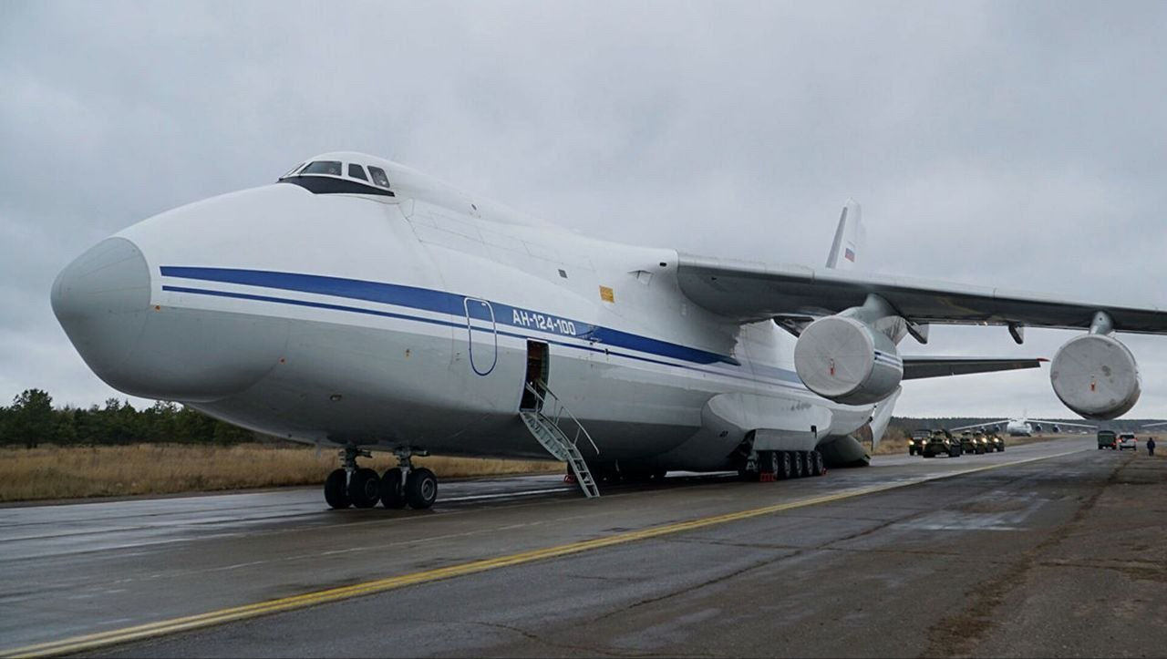 Baza: Украинские беспилотники атаковали военный аэродром в Брянской области.