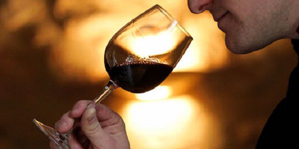 Specialiştii pun sare în paharul de vin pentru a îmbunătăţi aroma acestuia. Foto: renasterea.ro