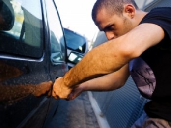 Un tânăr în vârstă de 16 ani din capitală riscă până la cinci ani de închisoare, fiind acuzat de răpirea mai multor mijloace de transport.