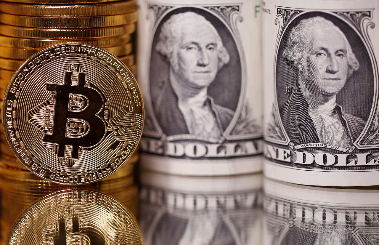 Курс биткоина впервые в истории превысил 25 тысяч долларов.