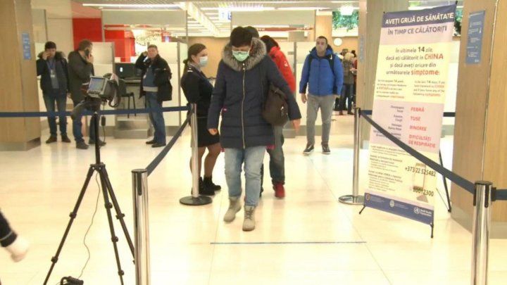 Всего в самолете, которым в Молдову прилетела заболевшая, находилось 145 пассажиров.