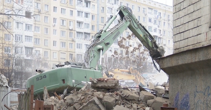 Жильцы домов в столице жалуются на снос соседнего здания: Нам нечем дышать.